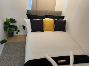 Cosy Flat behind a CreekBeach in Grays